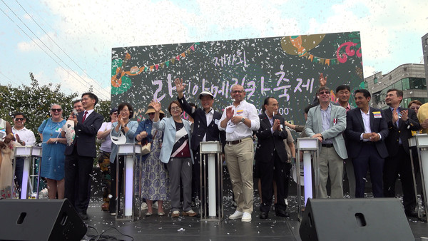 ▲ 라틴아메리카 축제 개막 선포와 함께 이승로 성북구청장(앞줄 가운데)이 관객을 향해 손을 흔들고 있다.