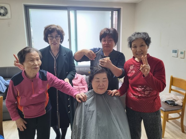 ▲ 찾아가는 이미용 봉사단 활동 사진.