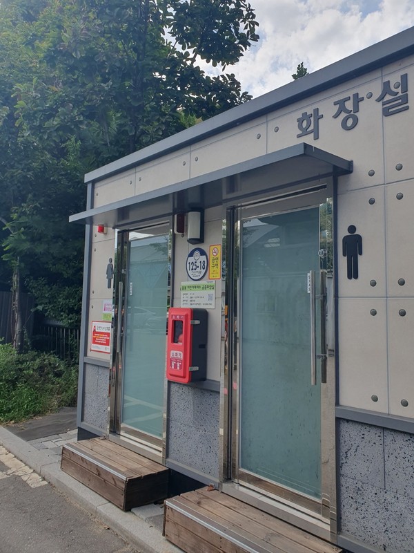 ▲ 공중화장실에 금연 구역이 표시된 모습.