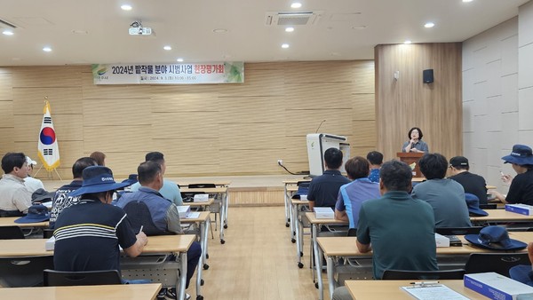 ▲ 여주시 밭작물 기술보급 시범사업 현장 평가회 개최 모습.