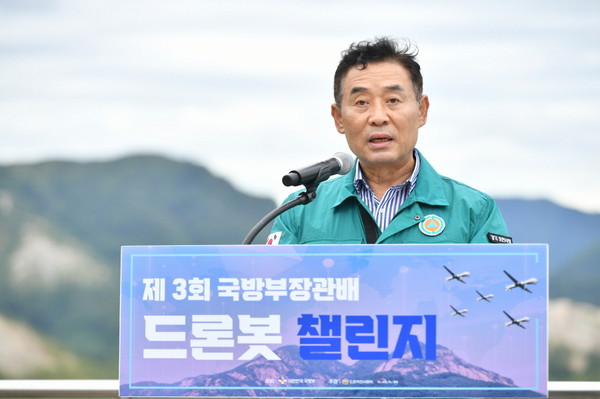 ▲ 백영현 포천시장이 제3회 국방부 장관배 드론봇 챌린지 행사에서 인사말을 하고 있다.