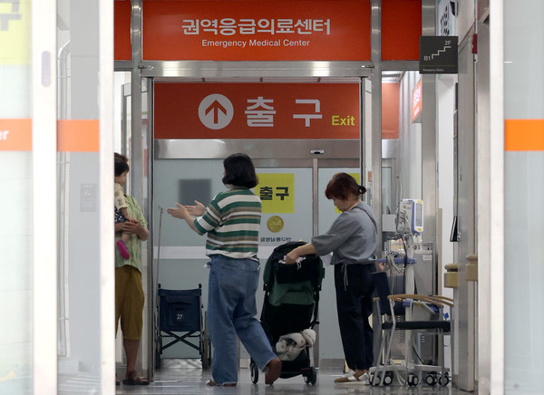 ▲ 경기도 수원시 아주대병원 응급실이 한산한 모습을 보이고 있다. /뉴시스