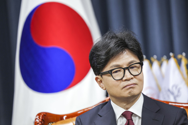 ▲ 인사말 듣는 한동훈 대표. /뉴시스