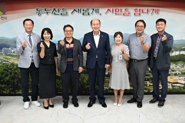 ▲ 동두천시 다함께돌봄센터 2·3호점 ‘수탁기관과 정담회’ 참석자들이 기념촬영을 하고 있다.