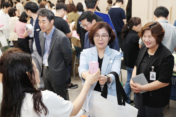 ▲ 안성시 공직자 녹색장터에 참석한 김보라 안성시장.