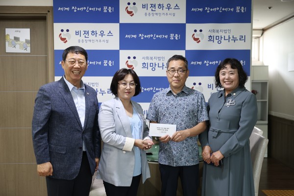 ▲ 사회복지시설 위문 가진 시흥시의회 의원들.