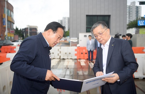 ▲ 이권재 오산시장이 LH 이한준 사장과 관내 주요 도로현안을 점검하는 모습.