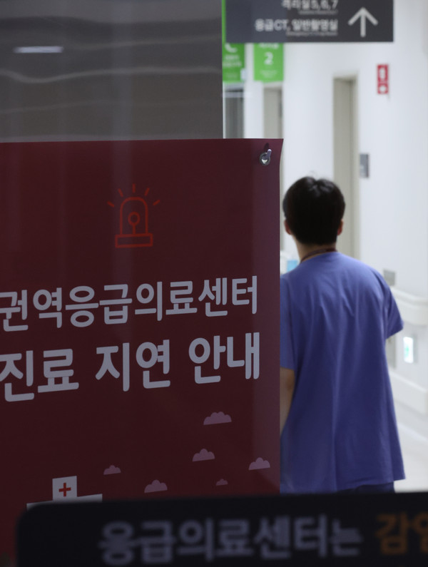 ▲ 전공의 사태로 인한 응급실 의료 공백이 지속되고 있는 지난 8일 서울 시내 한 응급의료센터에 진료 지연 안내문이 게시돼있다. /뉴시스