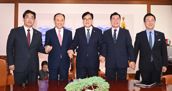 ▲ 우원식(가운데) 국회의장과 추경호 국민의힘, 박찬대 더불어민주당 원내대표가 9일 여야 원내대표 회동에 앞서 기념촬영을 하고 있다. /뉴시스