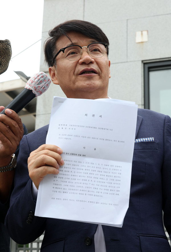 ▲ 최 목사가 지난 5일 서울 서초구 대검찰청 앞에서 수사심의의원회에 제출할 의견서 공개 및 입장 발표 기자회견을 하는 모습. /뉴시스