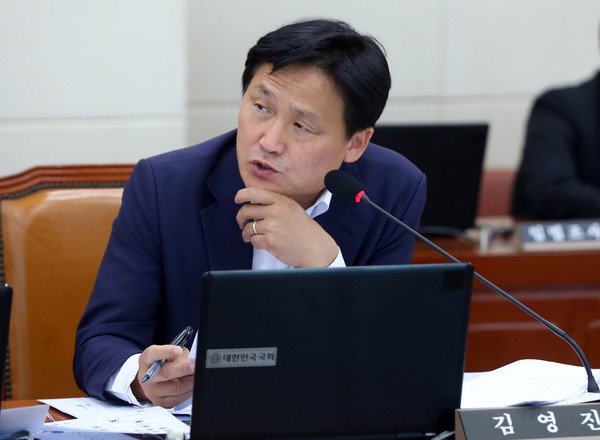 ▲ 김영진 더불어민주당 의원이 17일 오후 서울 여의도 국회에서 열린 환경노동위원회의 경제사회노동위원회 등에 대한 국정감사에서 질의하고 있다. /뉴시스