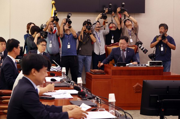 ▲ 의사봉 두드리는 김승원 법사위 법안심사 1소위원장. /뉴시스