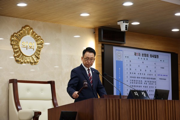 ▲ 평택시의회는 9일 시의회 본회의장에서 제251회 임시회 제1차 본회의를 열어 제9대 평택시의회 후반기 상임위원회 위원 선임과 각 상임위원회 위원장을 선출하며 9월 12일까지 의사일정에 돌입했다.