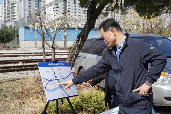 ▲ 이승로 성북구청장이 이문(석관)차량기지를 방문해 경원선과 이문(석관)차량 기지를 통합, 용도 상향을 통해 명품 주거단지 조성 등 동북생활권 중심지로 조성하는 방안을 모색하고 있다.