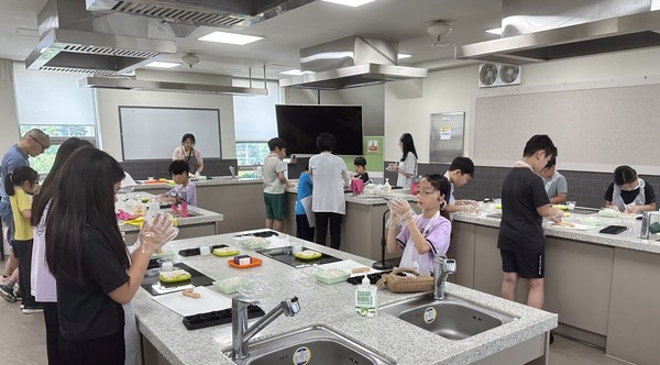 ▲ 광명시 드림스타트 아동과 함께하는 '추석 음식 만들기 원데이 클래스’ 진행 모습.