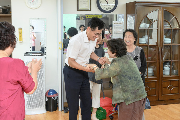 ▲ 추석을 맞아 경로당을 방문한 이기재 양천구청장.