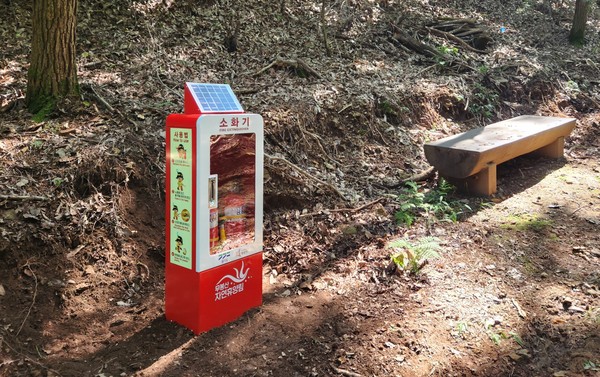 ▲ 등산로에 설치된 보이는 소화기.