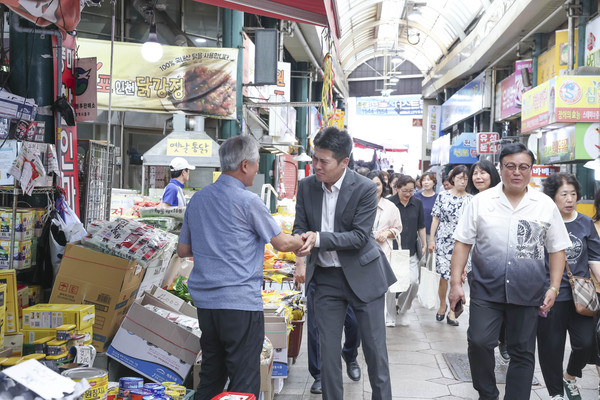▲ 김정헌 인천중구청장이 추석 맞이 전통시장 장보기 행사를 실시하고 있다.