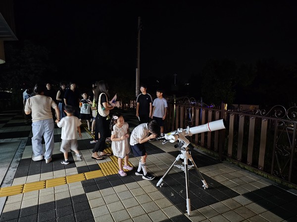 ▲ 강화천문과학관 달 관측 행사 개최 모습.