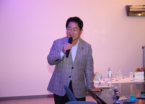 ▲ 주광덕 남양주시장이 미래교육공동체의 소통&협력 워크숍에서 인사말을 하고 있다.