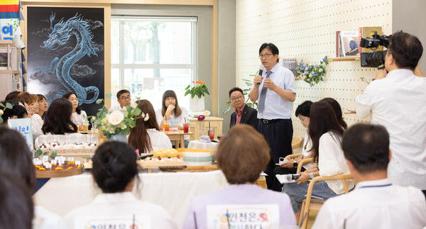 ▲ 연수구 시민소통참여단과 읽걷쓰 소통간담회 가지는 모습.