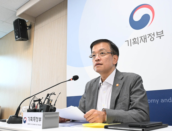 ▲ 최상목 부총리 겸 기획재정부 장관이 지난 9일 세종시 정부세종청사에서 열린 출입기자 간담회에서 질문에 답하고 있다. /뉴시스