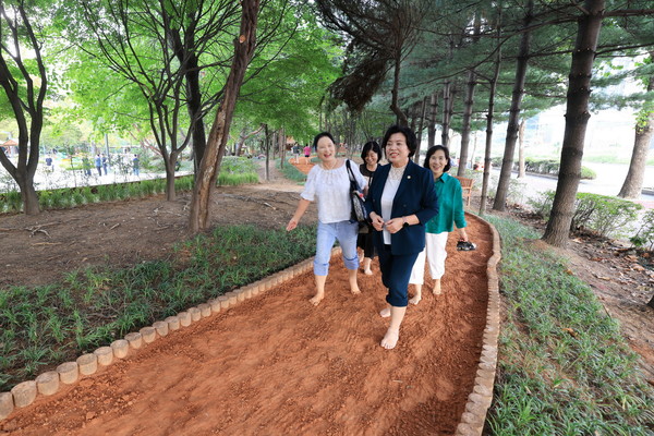 ▲ 신계용 과천시장과 시민들이 새롭게 조성된 황톳길을 걷고 있다.