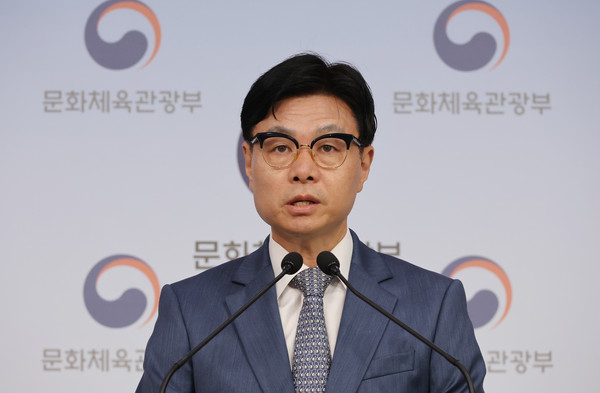 ▲ 이정우 문화체육관광부 체육국장이 10일 오전 서울 종로구 정부서울청사 별관에서 대한배드민턴협회 조사 관련 중간 브리핑을 하고 있다. /뉴시스