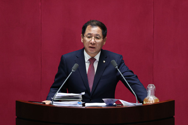 ▲ 필리버스터 이어가는 이상휘 의원. /뉴시스