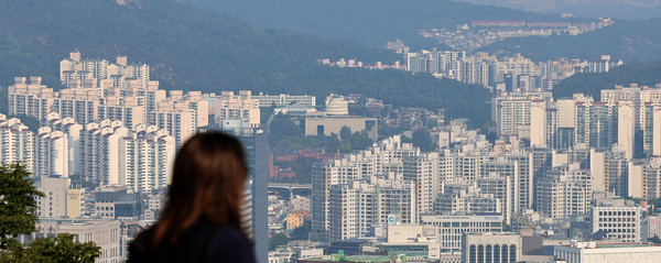 ▲ 지난 8일 오전 서울 중구 남산공원에서 아파트 단지들이 보이고 있다. /뉴시스