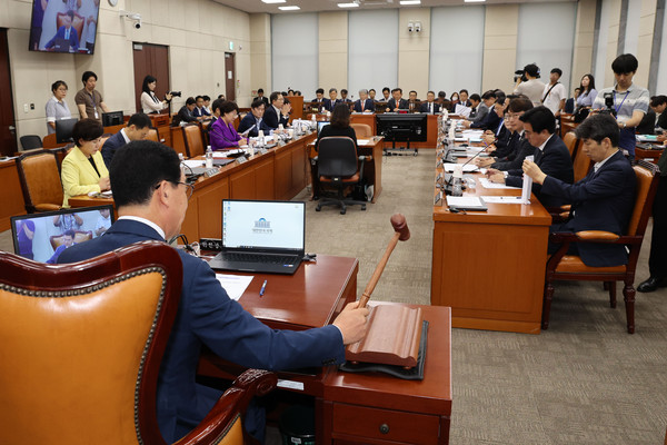 ▲ 5일 오전 서울 여의도 국회에서 열린 행정안전위원회 전체회의에서 신정훈 행정안전위원장이 의사봉을 두드리고 있다. /뉴시스
