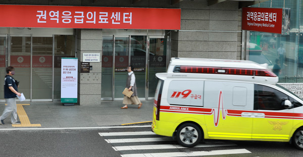 ▲ 지난 6일 오후 서울의 한 대학병원 권역응급의료센터 앞으로 구급차가 지나가고 있다. /뉴시스