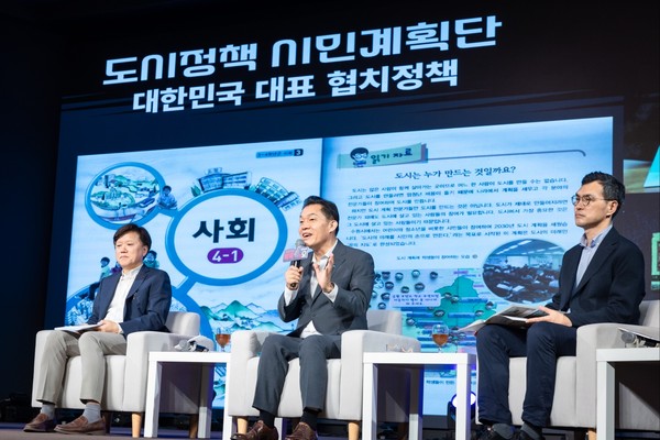 ▲ 이재준 수원특례시장(가운데)이 토크콘서트에서 발언하고 있다.
