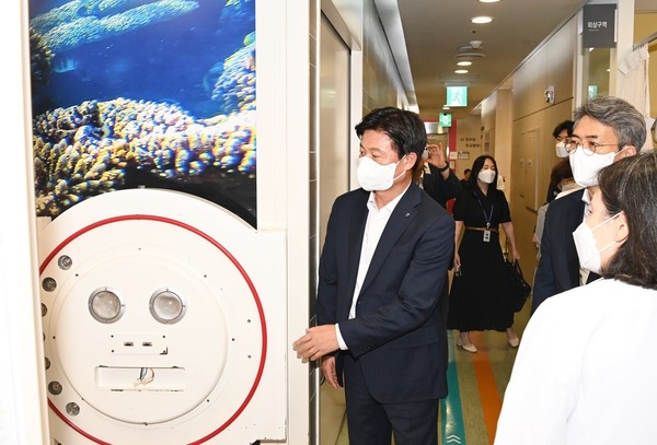 ▲ 조용익 부천시장이 순천향대학교 부속 부천병원 응급의료센터를 살펴보고 있다.