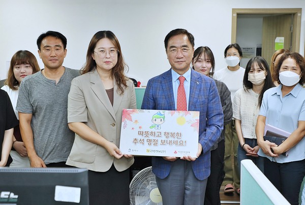 ▲ 정장선 평택시장과 최미예 성육보육원 원장(가운데), 성육보육원 종사자들이 기념촬영을 하고 있다.