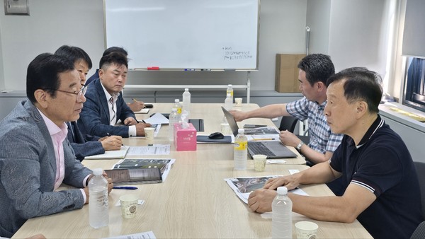 ▲ 이현재 하남시장(왼쪽)이 토지 소유주인 녹십자수의약품(주) 김종환 대표를 만나 토지 사용에 대한 동의를 구하고 있다.