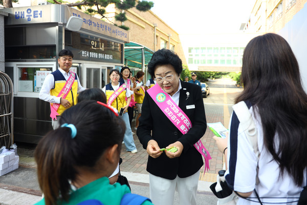 ▲ 김경희 이천시장이 '아이 먼저 어린이 교통안전 캠페인'을 실시하고 있다.