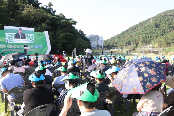 ▲ 경주시는 지난 10일 용강동 구곡지 일원에서 주낙영 경주시장, 이동협 경주시의장을 포함해 시·도의원 및 지역주민 등 300여명이 참석한 가운데 ‘구곡지 친수공간’ 준공식을 개최하고 있다.