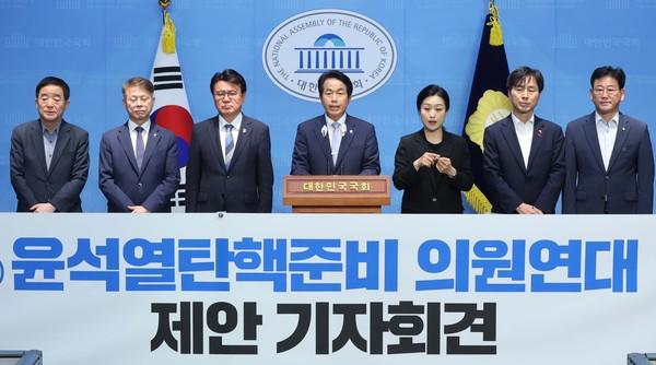 ▲ 윤종오 진보당 원내대표가 11일 오후 서울 여의도 국회 소통관에서 열린 ‘(가칭) 윤석열 탄핵준비 의원연대 제안 기자회견’에서 발언을 하고 있다. 의원연대 제안자 모임에는 야4당(민주당, 조국혁신당, 진보당, 사회민주당) 의원들이 참여하고 있다. /뉴시스