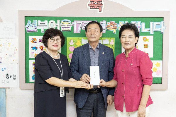▲ 박태순 의장(사진 가운데)과 이진분 의원(오른쪽)이 선부어울 지역아동센터를 방문해 격려금을 전달하고 있는 모습.