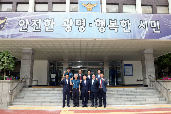 ▲ 광명경찰서 방문한 광명시의회 의원들.
