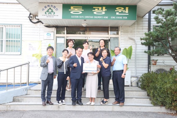 ▲ 수원시의회 이재식 의장 사회복지시설 격려 방문 기념사진.