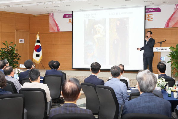 ▲ 이상일 용인특례시장이 ‘제152회 용인상공회의소 조찬 세미나’에 강사로 초청을 받아 특강을 하고 있다.