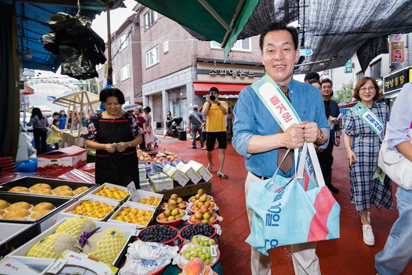 ▲ 이재준 수원특례시장이 북수원시장에서 장을 보고 있다.