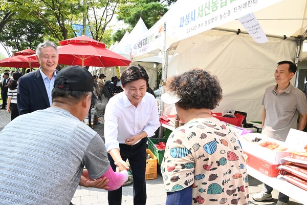 ▲ 상인과 인사를 나누는 조용익 부천시장.