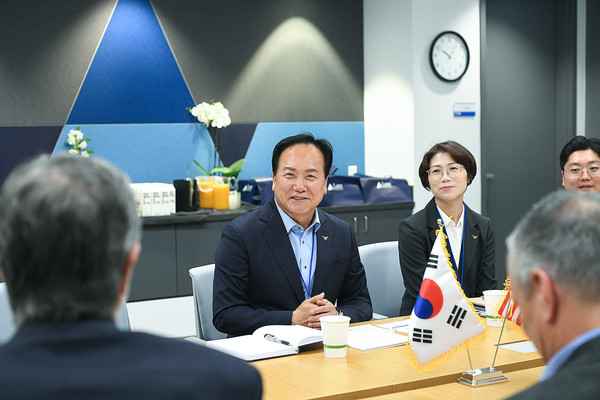 ▲ 이권재 오산시장이 설명회에 앞서 램리서치 관계자들과 환담을 나누는 모습.
