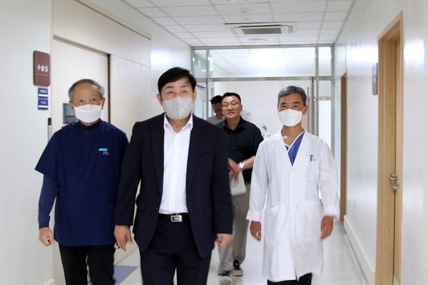 ▲ 문경복 옹진군수 추석연휴 대비 응급의료기관 백령병원 방문 모습.