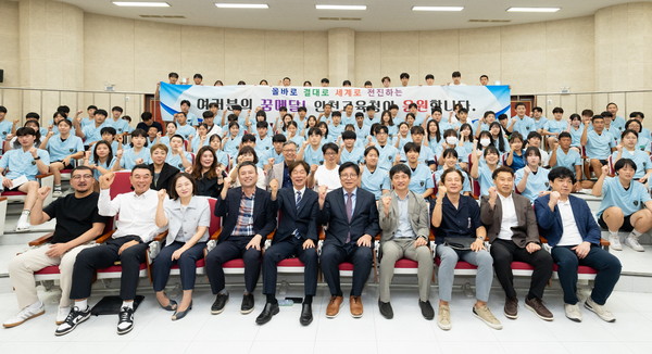▲ 도성훈 인천시교육감, 제105회 전국체육대회 참가 선수단 격려 단체사진.