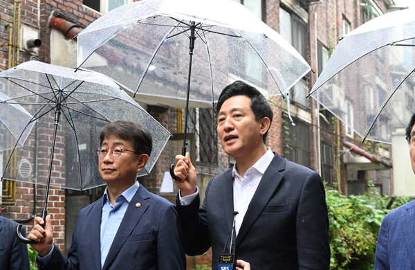 ▲ 오세훈 서울시장이 구로구 온수동 재건축 사업 현장에서 언론사 인터뷰에 답변하고 있다. /뉴시스