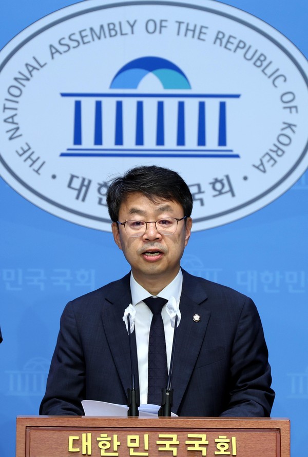 ▲ 박 의원이 지난달 13일 오전 서울 여의도 국회 소통관에서 열린 '실노동시간 단축 패키지 법안 발의 기자회견' 에서 발언을 하고 있는 모습. /뉴시스